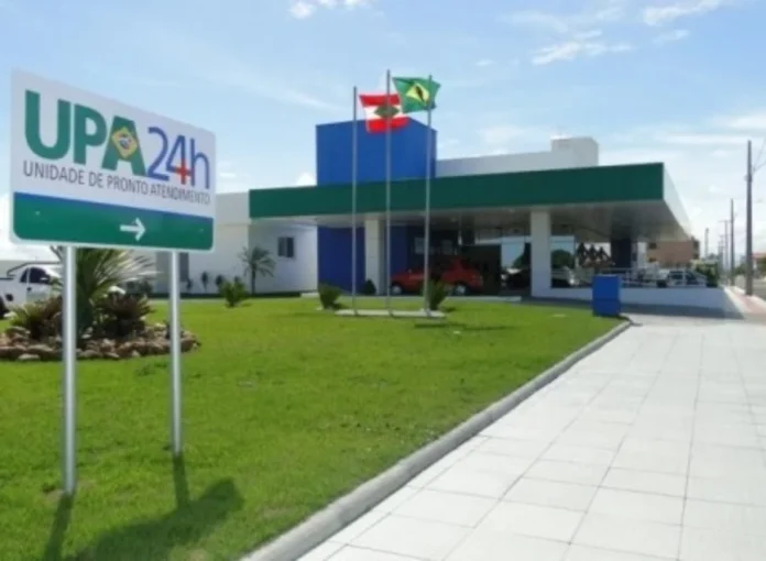UPA de Araranguá tem 84,6% de aprovação em pesquisa Fachada da Unidade de Pronto Atendimento (UPA 24h) de Araranguá, sinalizada com a placa oficial, ilustrando o serviço que atingiu 84,6% de aprovação na pesquisa de satisfação dos usuários.