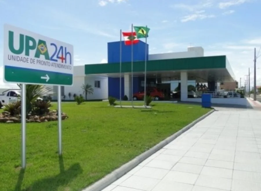 Fachada da Unidade de Pronto Atendimento (UPA 24h) de Araranguá, sinalizada com a placa oficial, ilustrando o serviço que atingiu 84,6% de aprovação na pesquisa de satisfação dos usuários.