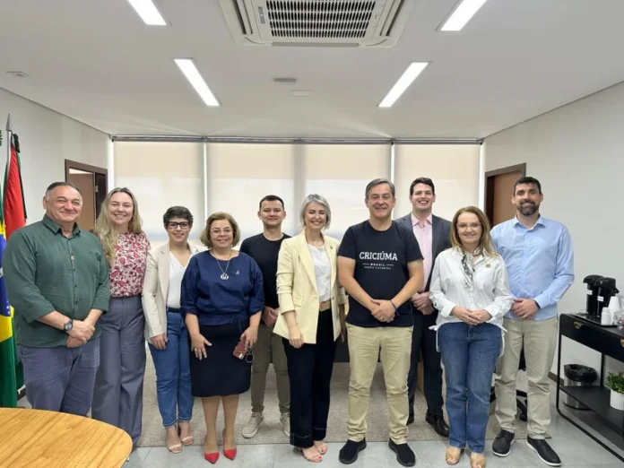 Unesc alinha cooperação para contrapartida de estudantes Reunião entre a Reitora da UNESC, Gisele Coelho Lopes, o Prefeito Vagner Espindola e autoridades municipais e acadêmicas em Criciúma, para formalizar o termo de cooperação da contrapartida de serviço dos estudantes do Programa Universidade Gratuita.