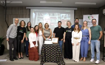 Unesc celebra 10 anos de Mestrado em Saúde Coletiva Grupo de professores, coordenadores e gestores da UNESC, incluindo a reitora licenciada Luciane Ceretta e a reitora Gisele Lopes, reunidos em frente a um bolo para celebrar os 10 anos do Mestrado Profissional em Saúde Coletiva (PPGSCol) em Criciúma.