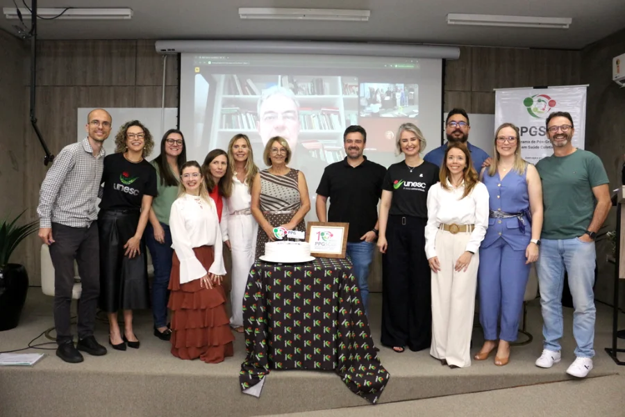 Unesc celebra 10 anos de Mestrado em Saúde Coletiva Grupo de professores, coordenadores e gestores da UNESC, incluindo a reitora licenciada Luciane Ceretta e a reitora Gisele Lopes, reunidos em frente a um bolo para celebrar os 10 anos do Mestrado Profissional em Saúde Coletiva (PPGSCol) em Criciúma.