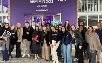 Unesc e Amrec buscam novas práticas de turismo no Festuris Grande grupo de representantes da UNESC e dos municípios da AMREC em frente à entrada do Festuris 2025 em Gramado (RS), em missão para buscar novas práticas de inovação e comercialização turística.