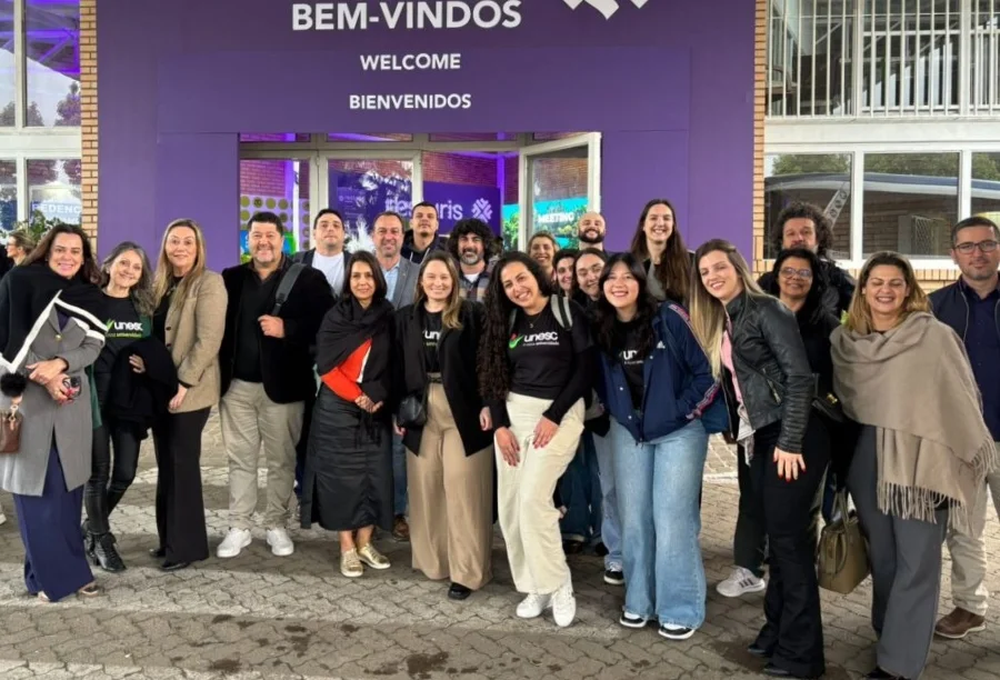 Unesc e Amrec buscam novas práticas de turismo no Festuris Grande grupo de representantes da UNESC e dos municípios da AMREC em frente à entrada do Festuris 2025 em Gramado (RS), em missão para buscar novas práticas de inovação e comercialização turística.