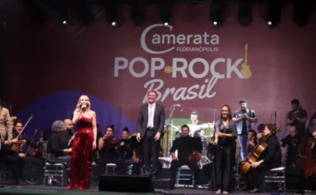 Unesc e Governo presenteiam Criciúma com show da Camerata A Camerata Florianópolis se apresenta no palco com orquestra e cantores, sob o banner "POP ROCK Brasil" em Criciúma.