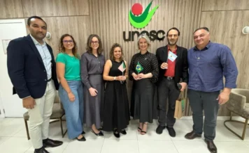 Unesc é destaque em modelo comunitário para a Europa Reitora em exercício da UNESC, Gisele Coelho Lopes, e sua equipe posam com os palestrantes Liliana Costa (Portugal) e Hugo Kantis (Argentina), em visita para conhecer o modelo de Universidade Comunitária e o Iparque em Criciúma.
