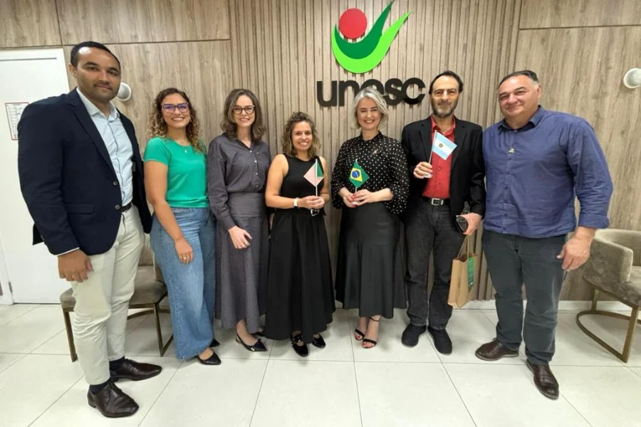 Unesc é destaque em modelo comunitário para a Europa Reitora em exercício da UNESC, Gisele Coelho Lopes, e sua equipe posam com os palestrantes Liliana Costa (Portugal) e Hugo Kantis (Argentina), em visita para conhecer o modelo de Universidade Comunitária e o Iparque em Criciúma.