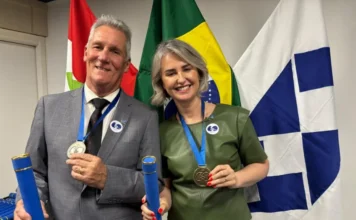 Unesc é destaque no Jubileu de Diamante da Administração Reitora Gisele Silveira Coelho Lopes e Professor Abel Corrêa de Souza da UNESC exibindo as Medalhas Comemorativas do Jubileu de Diamante da Administração (CRA/SC), em reconhecimento à contribuição da universidade e dos profissionais para a área.