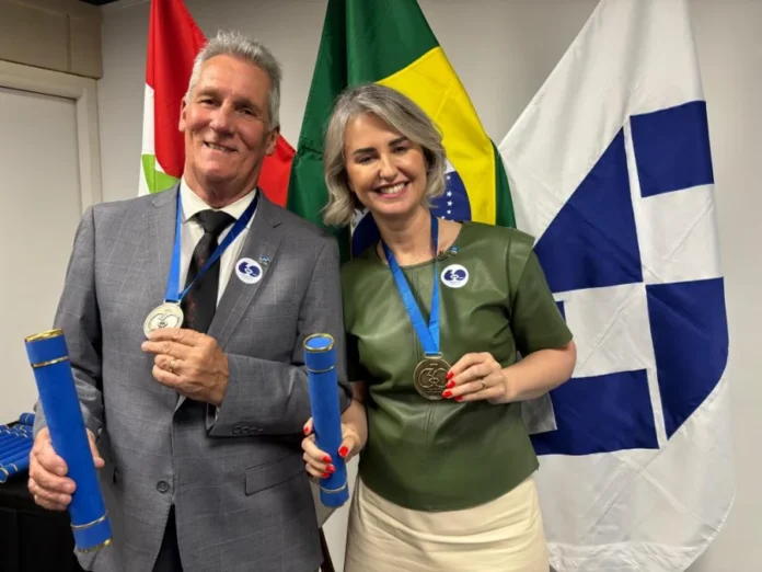 Unesc é destaque no Jubileu de Diamante da Administração Reitora Gisele Silveira Coelho Lopes e Professor Abel Corrêa de Souza da UNESC exibindo as Medalhas Comemorativas do Jubileu de Diamante da Administração (CRA/SC), em reconhecimento à contribuição da universidade e dos profissionais para a área.