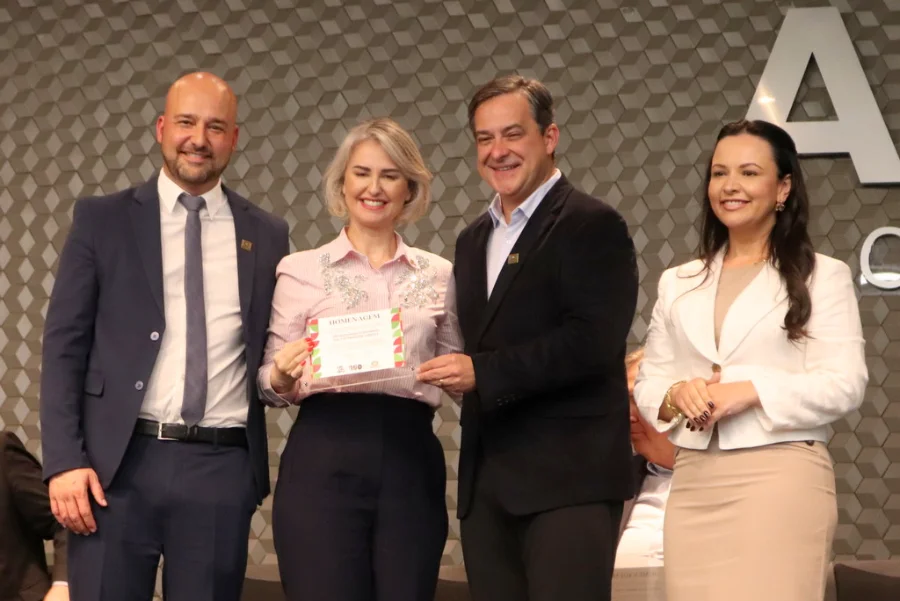 Unesc é homenageada por gestão participativa em Criciúma A Reitora em exercício da UNESC, Gisele Silveira Coelho Lopes, recebe das mãos do Prefeito Vagner Espindola (e demais autoridades) a placa de homenagem por sua contribuição à gestão participativa nos Conselhos Municipais de Criciúma.