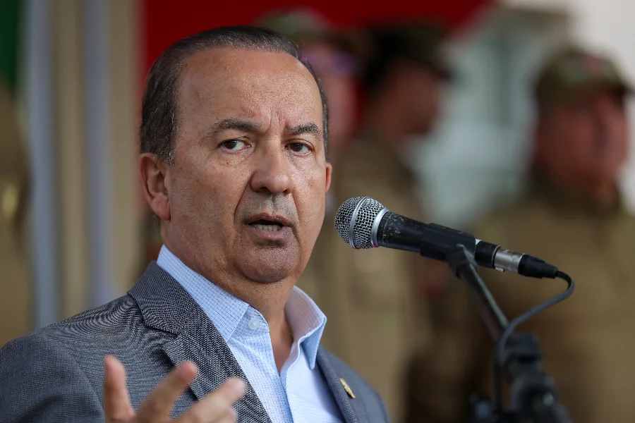 Unesc receberá Jorginho Mello para inaugurações Governador Jorginho Mello discursando em microfone, ilustrando sua visita à UNESC (Criciúma) para a inauguração dos Laboratórios Multiusuários do Iparque e do novo Centro Especializado em Reabilitação (CER II).