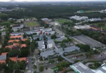 Unesc suspende aulas e atividades a partir de quinta Vista aérea do campus da UNESC em Criciúma, com seus prédios e áreas verdes, ilustrando a suspensão de aulas e atividades administrativas a partir de quinta-feira, devido ao Dia da Consciência Negra e recesso institucional.