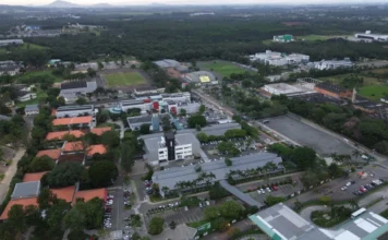 Unesc suspende aulas e atividades a partir de quinta Vista aérea do campus da UNESC em Criciúma, com seus prédios e áreas verdes, ilustrando a suspensão de aulas e atividades administrativas a partir de quinta-feira, devido ao Dia da Consciência Negra e recesso institucional.