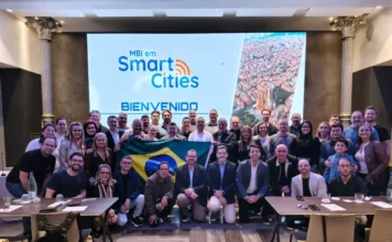 UniSENAI encerra missão sobre Smart Cities em Barcelona Grande grupo de prefeitos, secretários e alunos do MBI em Smart Cities do UniSENAI/FIESC, segurando a bandeira do Brasil, no encerramento da missão internacional em Barcelona (Espanha) para estudar tecnologias de cidades inteligentes.