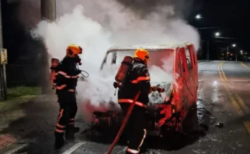 Van é destruída por incêndio em rodovia de Nova Veneza