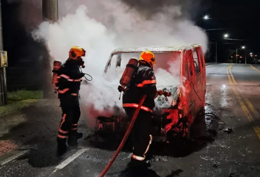 Van é destruída por incêndio em rodovia de Nova Veneza
