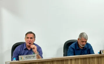 Vereadores do Rincão pedem vigilância em passarelas O vereador Luiz Carlos Pinto, sentado à esquerda, fala ao microfone durante sessão da Câmara de Vereadores de Balneário Rincão.