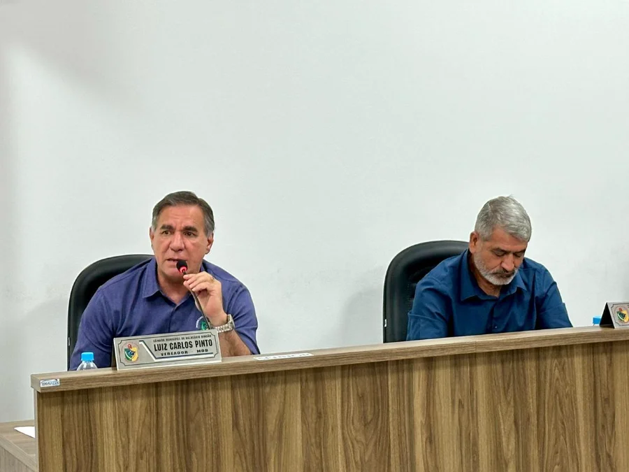 O vereador Luiz Carlos Pinto, sentado à esquerda, fala ao microfone durante sessão da Câmara de Vereadores de Balneário Rincão.