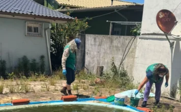Vigilância encontra perigoso criadouro de dengue em Gaivota Agentes da Vigilância em Saúde (Balneário Gaivota) inspecionando uma piscina abandonada com água suja e larvas, em ação para eliminar um perigoso criadouro do mosquito Aedes aegypti no bairro Turimar.