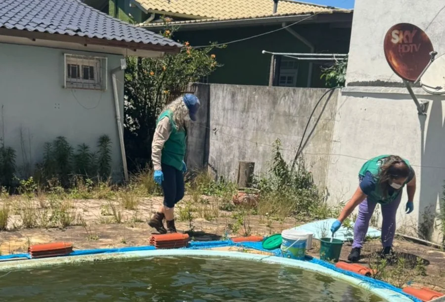 Vigilância encontra perigoso criadouro de dengue em Gaivota Agentes da Vigilância em Saúde (Balneário Gaivota) inspecionando uma piscina abandonada com água suja e larvas, em ação para eliminar um perigoso criadouro do mosquito Aedes aegypti no bairro Turimar.