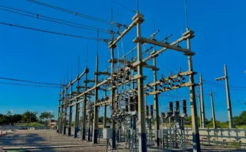 Desligamentos de energia atingem cidades do Litoral Norte Postes de luz em uma subestação