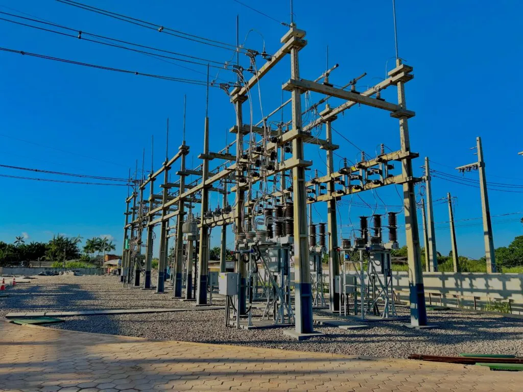 WhatsApp-Image-2025-07-17-at-19.51.13-1024x768_11zon Postes de luz em uma subestação