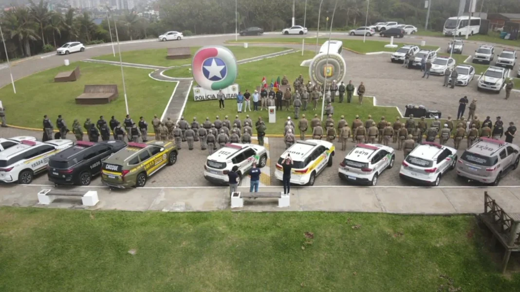 Policiais com viaturas dando inicio na operação