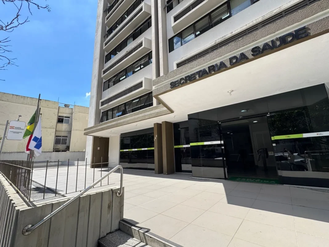 WhatsApp-Image-2025-11-08-at-15.01.58_11zon Prédio da Secretaria Estadual de Saúde de SC divulgando comcirso publico