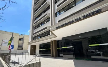 Concurso SC: inscrições encerram nesta quinta-feira (13) Prédio da Secretaria Estadual de Saúde de SC divulgando comcirso publico