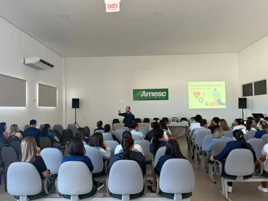 sala com pessoas no curso de capacitação