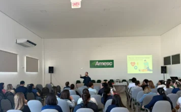 Enfermeiros de Araranguá participam de capacitação de urgência sala com pessoas no curso de capacitação