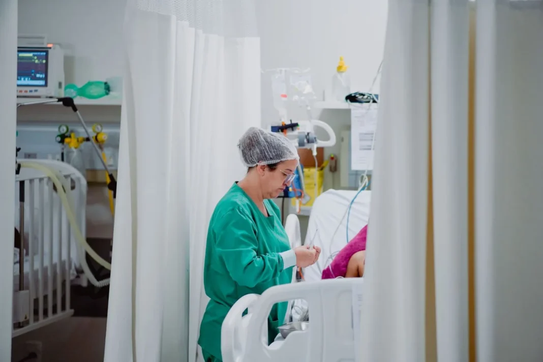 WhatsApp-Image-2025-11-13-at-17.40.27_11zon colaborador da saúde, vestido de verde