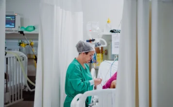 Inscrições do concurso da Saúde de SC são prorrogadas colaborador da saúde, vestido de verde