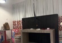 Sombrio: Família vive terror de furacão na Jamaica foto do colchão e mesa segurando o vidro