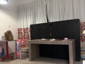 foto do colchão e mesa segurando o vidro