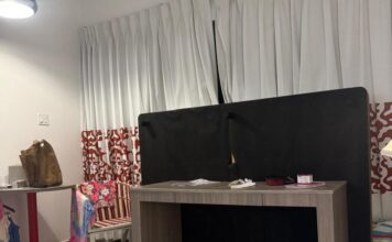 Família de Sombrio vive horas de terror durante passagem do furacão Melissa na Jamaica foto do colchão e mesa segurando o vidro