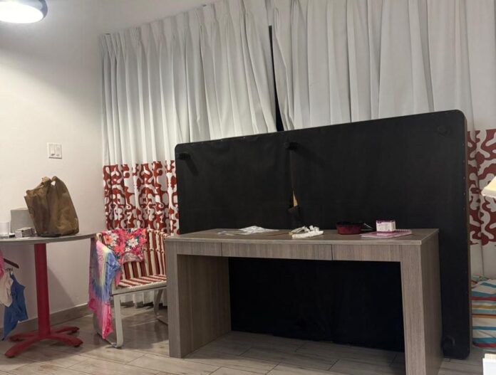 WhatsApp Image 2025-11-18 at 10.48.15 foto do colchão e mesa segurando o vidro