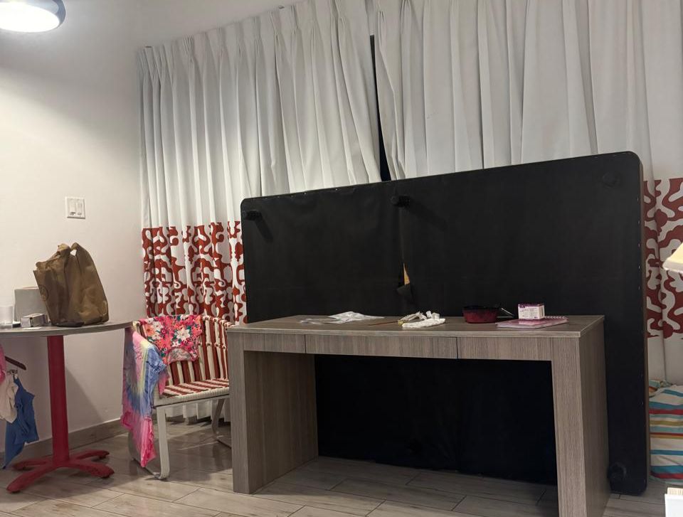 WhatsApp Image 2025-11-18 at 10.48.15 foto do colchão e mesa segurando o vidro