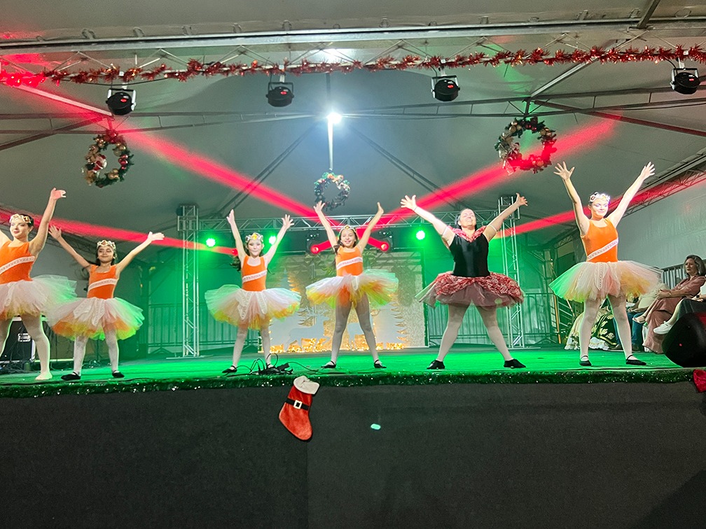 Crianças em apresentação de natal