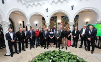 SC assina R$ 1,2 bi em contratos para 4,2 mil novos empregos Governador Jorginho Mello, a vice-governadora Marilisa Boehm e o grupo de secretários e empresários reunidos na Casa d’Agronômica (SC), após a assinatura de R$ 1,2 bilhão em novos contratos de incentivos fiscais (Prodec e Pró-Emprego).