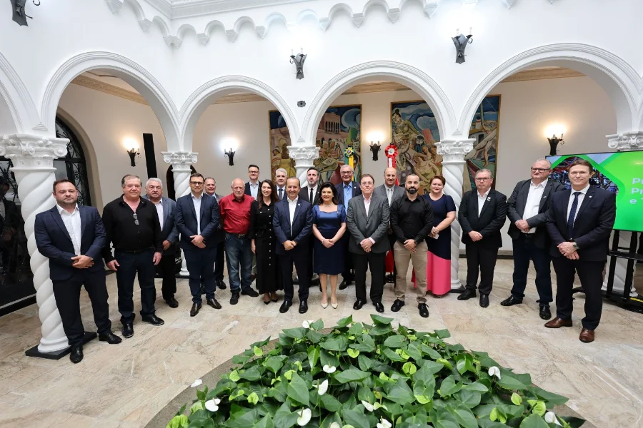 SC assina R$ 1,2 bi em contratos para 4,2 mil novos empregos Governador Jorginho Mello, a vice-governadora Marilisa Boehm e o grupo de secretários e empresários reunidos na Casa d’Agronômica (SC), após a assinatura de R$ 1,2 bilhão em novos contratos de incentivos fiscais (Prodec e Pró-Emprego).