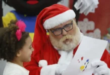 Adote uma Cartinha: Campanha Papai Noel dos Correios 2025 papai noel e uma criança