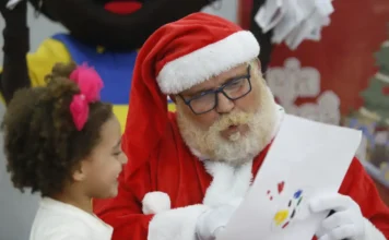 Adote uma Cartinha: Campanha Papai Noel dos Correios 2025 papai noel e uma criança