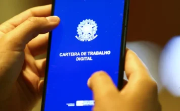 Desemprego cai a 5,4% e país registra melhor índice desde 2012 foto de uma carteira de trabalho digital