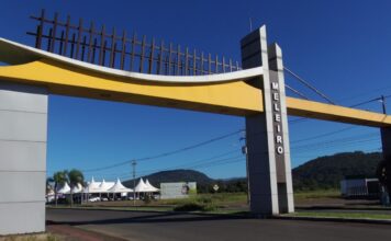 Festa de aniversário de Meleiro inicia com celebrações religiosas foto do pórtico da cidade