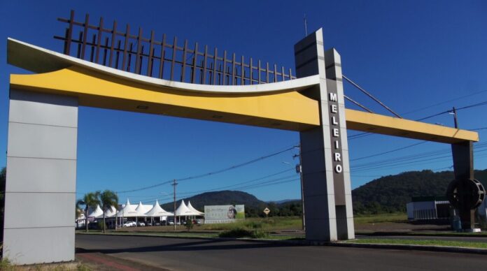 cropped-PORTAL-MELEIRO foto do pórtico da cidade