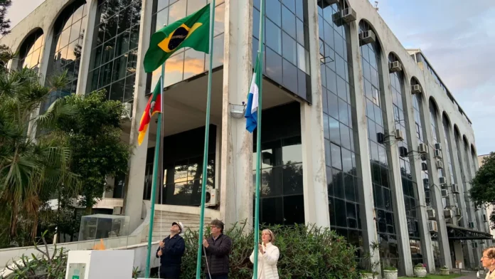 f3a6e9ce9647f06ac37d9067f60957e4_11zon foto da fachada da prefeitura de tramandai