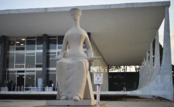 STF mantém condenação de Bolsonaro estátua da justiça