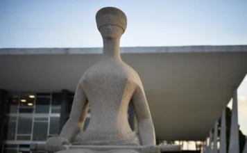 STF decide hoje se mantém Bolsonaro preso Estatua da justiça
