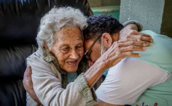 Redação Enem 2025: envelhecimento na sociedade brasileira uma idosa e um jovem abraçados