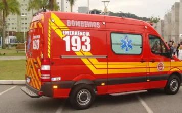 Homem de 69 anos morre afogado em rio de Morro Grande Uma ambulância dos bombeiros vermelha